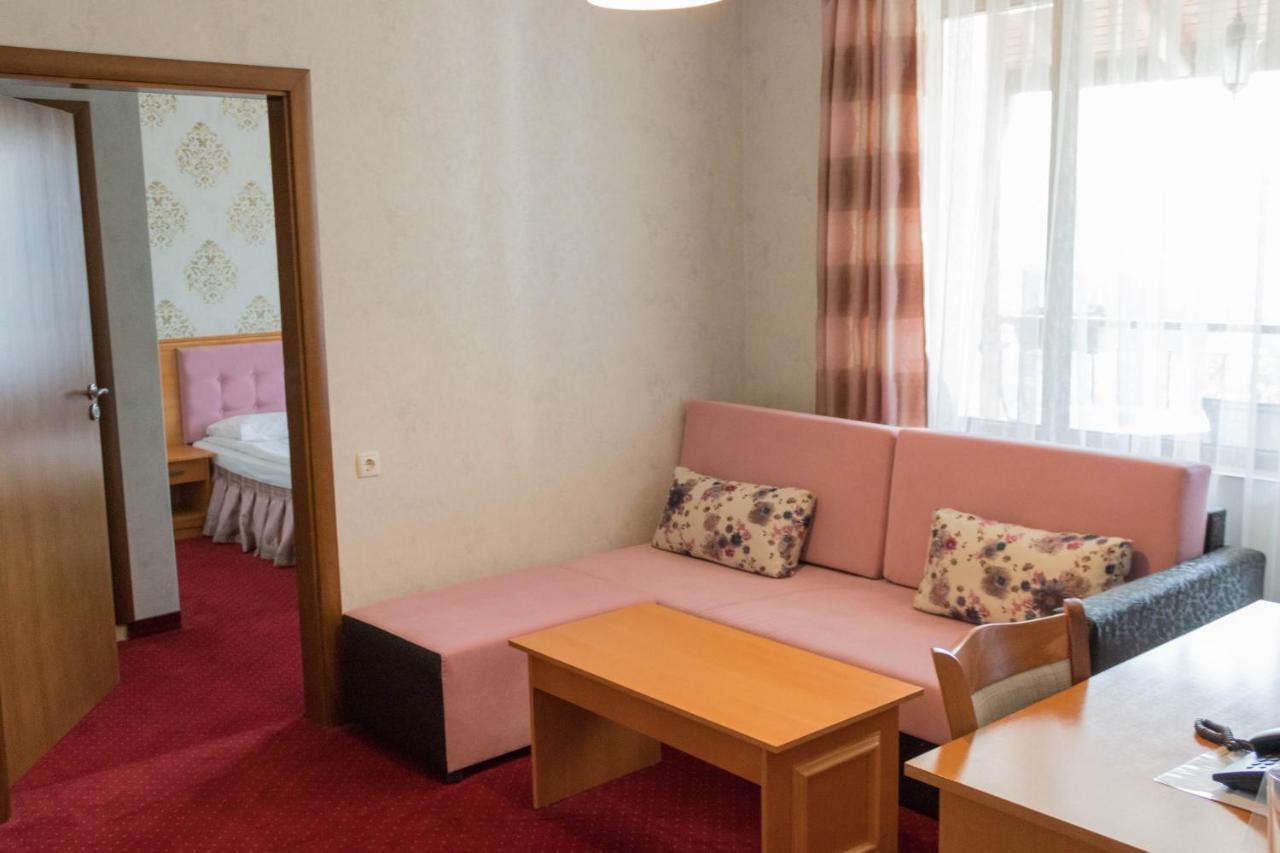 Hotel Uzunski スモーリャン エクステリア 写真