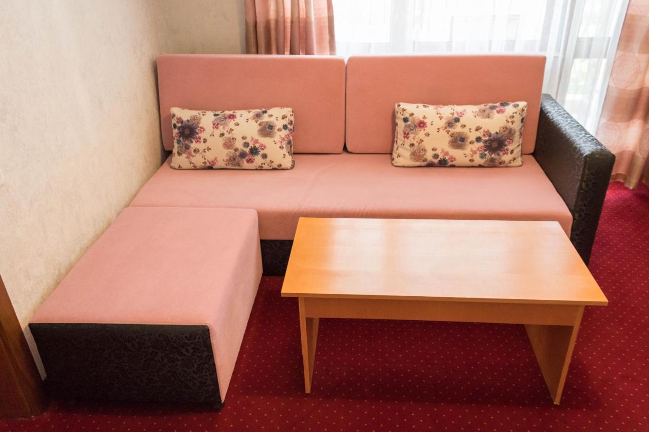 Hotel Uzunski スモーリャン エクステリア 写真
