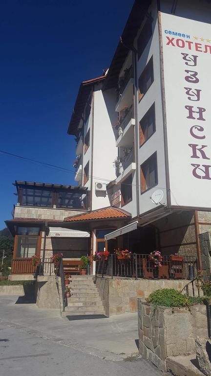 Hotel Uzunski スモーリャン エクステリア 写真